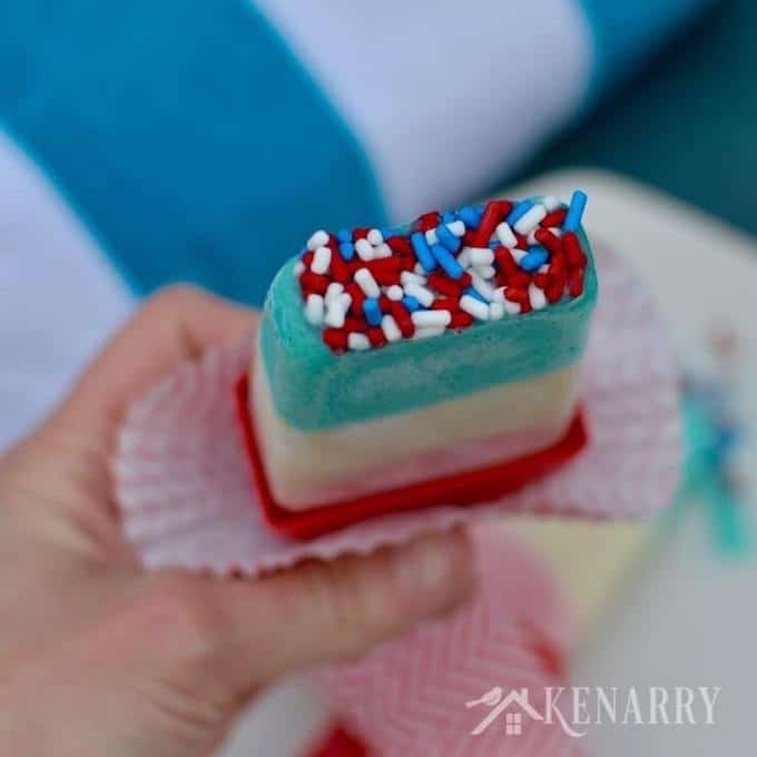 Here are 17 delicious patriotic food ideas that will be the perfect addition to any of your fun patriotic parties and activities. | Design Dazzle