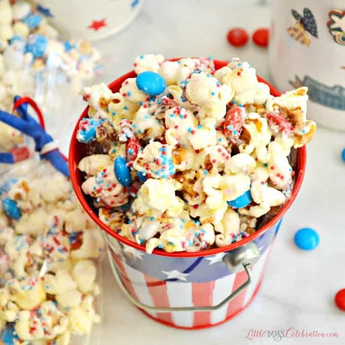 Here are 17 delicious patriotic food ideas that will be the perfect addition to any of your fun patriotic parties and activities. | Design Dazzle