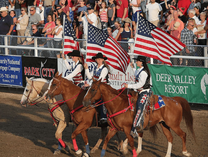 This post has 12 of my absolute favorite family friendly 4th of July activities to do in Utah. Some of them are even completely free! | Design Dazzle