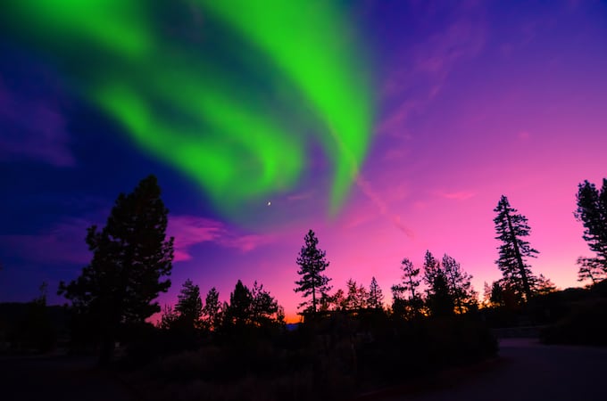 Is seeing the epic Northern Lights on your bucket list? This post will tell you where to go to see the Northern Lights and give you my best tips and tricks! | northern lights tips and tricks | ways to see the northern lights | where to see the northern lights | northern lights travel tips | best places to see the northern lights || Design Dazzle