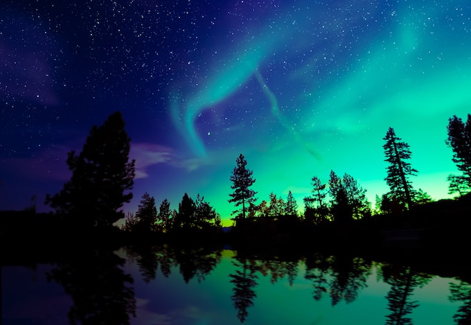 Is seeing the epic Northern Lights on your bucket list? This post will tell you where to go to see the Northern Lights and give you my best tips and tricks! | northern lights tips and tricks | ways to see the northern lights | where to see the northern lights | northern lights travel tips | best places to see the northern lights || Design Dazzle