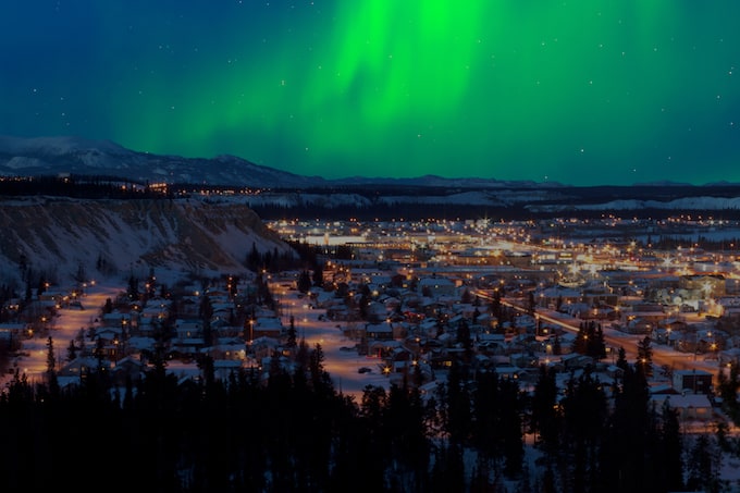 Is seeing the epic Northern Lights on your bucket list? This post will tell you where to go to see the Northern Lights and give you my best tips and tricks! | northern lights tips and tricks | ways to see the northern lights | where to see the northern lights | northern lights travel tips | best places to see the northern lights || Design Dazzle
