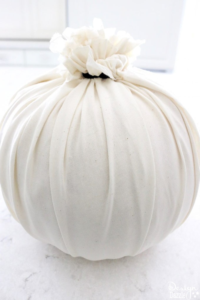 Easy peasy is the name of the game with this no sew pumpkin. This is so simple that even kids would enjoy making these pumpkins with you! | DIY pumpkin tutorial | fall inspired DIY ideas | pumpkin DIY | no sew pumpkin tutorial | how to make a no sew pumpkin | simple fall DIY decor | fall home decor ideas | decorating for fall || Design Dazzle