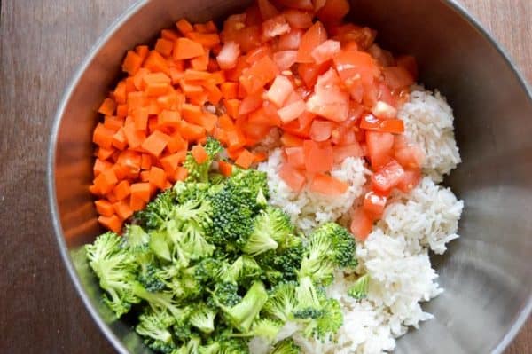 This Garden Veggie Rice Salad is not only healthy and delicious but also leaves you feeling full and satisfied afterwards. It's so quick to put together! | healthy rice recipes | healthy vegetable recipes | simple dinner recipes | quick dinner recipes | healthy dinner recipes | how to use garden vegetables | garden vegetable recipes || Design Dazzle #healthyrecipes