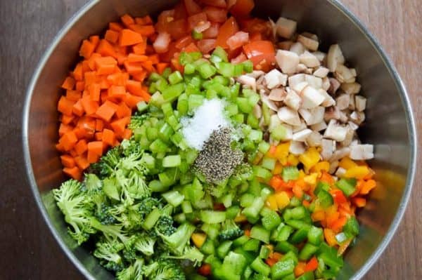 This Garden Veggie Rice Salad is not only healthy and delicious but also leaves you feeling full and satisfied afterwards. It's so quick to put together! | healthy rice recipes | healthy vegetable recipes | simple dinner recipes | quick dinner recipes | healthy dinner recipes | how to use garden vegetables | garden vegetable recipes || Design Dazzle #healthyrecipes