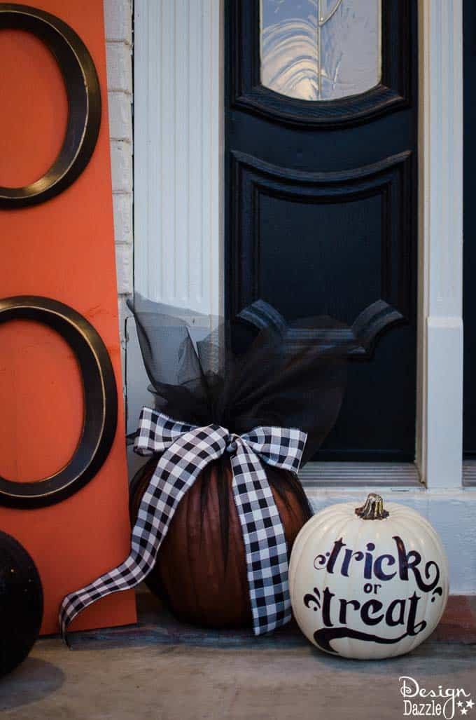 Do you want to see a sneak peek of Home Depot's Halloween Style Challenge? Check out this post and check back for more fun Halloween decor ideas! | halloween home decor | home decor for halloween | halloween porch decor | halloween decorating tips || Design Dazzle