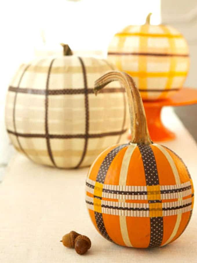 I have rounded up 16 of my favorite ways to decorate for fall so your home can be perfectly plaid and ready for the season! | plaid decor for fall | fall plaid decor | home decor for fall | plaid home decor ideas | decorating with plaid | plaid decorating tips for fall | fall home decorating tips || Design Dazzle