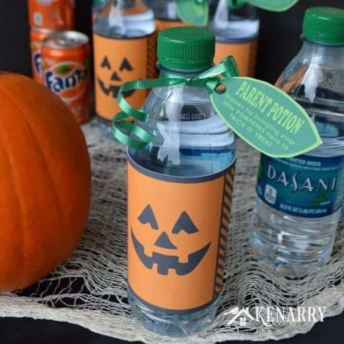 Halloween can be filled with so much sugar so this post has 15 fabulous non candy trick-or-treat ideas to hand out on Halloween that the kids will love! | halloween candy alternatives | halloween treat ideas | unique halloween treats | non-candy halloween treat ideas || Design Dazzle