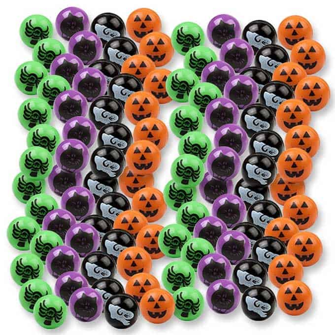 Halloween can be filled with so much sugar so this post has 15 fabulous non candy trick-or-treat ideas to hand out on Halloween that the kids will love! | halloween candy alternatives | halloween treat ideas | unique halloween treats | non-candy halloween treat ideas || Design Dazzle