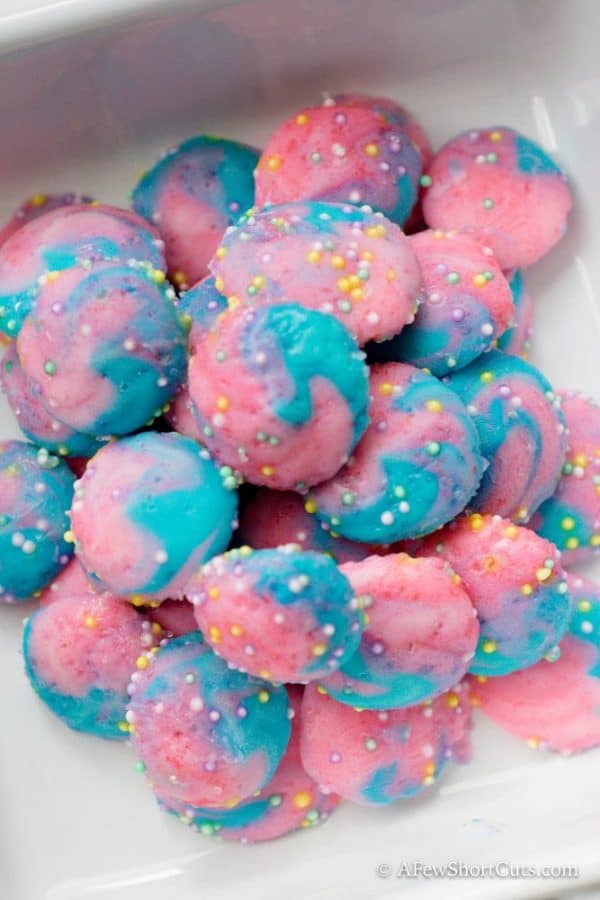 I'm not sure you can get much more magical than unicorn treats! Here are 11 delicious and fantastic unicorn treats that will bring magic to every bite! | Design Dazzle