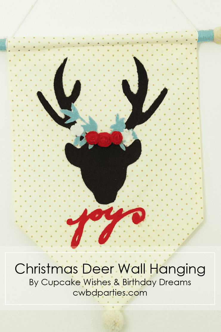 This is a super simple, DIY festive Christmas deer holiday wall hanging. The perfect Christmas decor idea that you can put together real fast! | christmas diy wall hanging | diy christmas decor | diy christmas gift | diy christmas decorations | christmas wall hanging || Design Dazzle #diychristmasdecor #diywallhanging #diychristmas