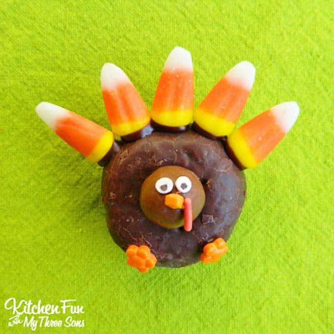 These 17 edible Thanksgiving crafts for kids are the perfect way to keep your kiddos entertained during all of the Thanksgiving festivities! | Design Dazzle