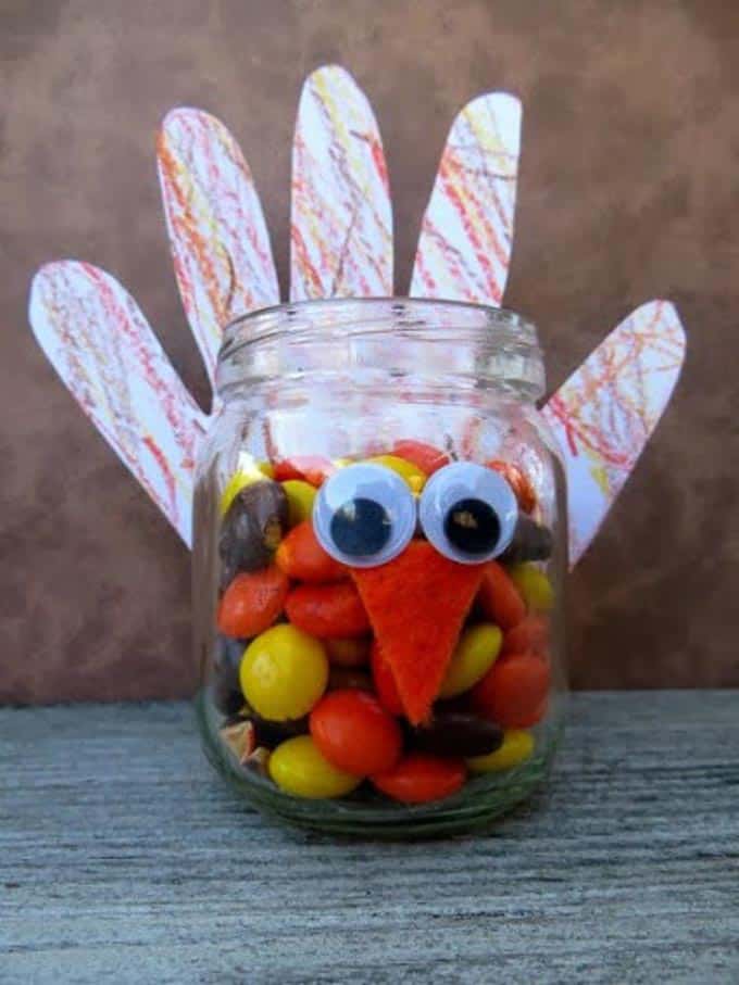 These 17 edible Thanksgiving crafts for kids are the perfect way to keep your kiddos entertained during all of the Thanksgiving festivities! | Design Dazzle