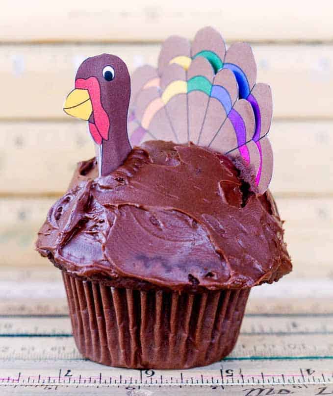 These 17 edible Thanksgiving crafts for kids are the perfect way to keep your kiddos entertained during all of the Thanksgiving festivities! | Design Dazzle