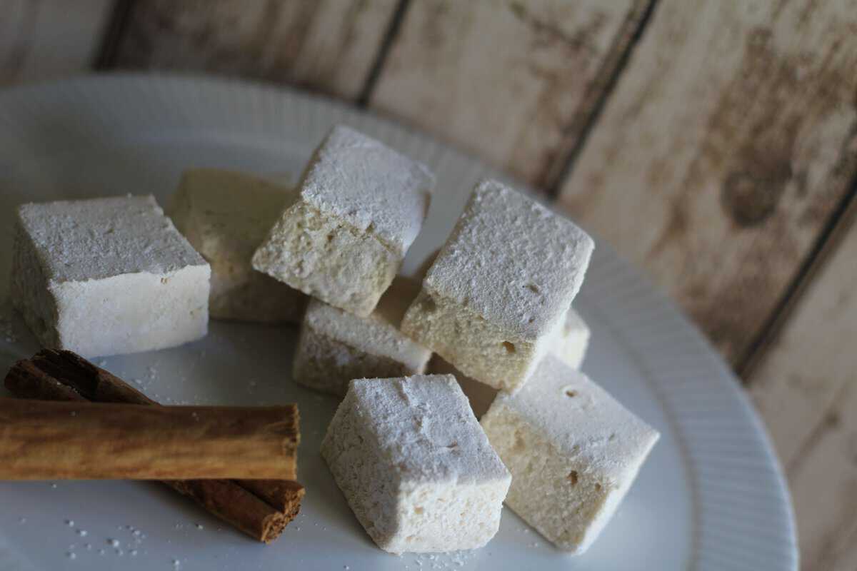 Snickerdoodle Marshmallow Recipes | homemade marshmallows | christmas treat recipes | snickerdoodle recipe ideas | how to make homemade marshmallows | easy marshmallow recipe || Design Dazzle #marshmallow #marshmallowrecipe #snickerdoodlerecipe