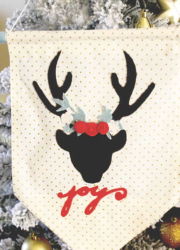 This is a super simple, DIY festive Christmas deer holiday wall hanging. The perfect Christmas decor idea that you can put together real fast! | christmas diy wall hanging | diy christmas decor | diy christmas gift | diy christmas decorations | christmas wall hanging || Design Dazzle #diychristmasdecor #diywallhanging #diychristmas