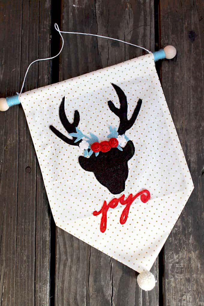 This is a super simple, DIY festive Christmas deer holiday wall hanging. The perfect Christmas decor idea that you can put together real fast! | christmas diy wall hanging | diy christmas decor | diy christmas gift | diy christmas decorations | christmas wall hanging || Design Dazzle #diychristmasdecor #diywallhanging #diychristmas