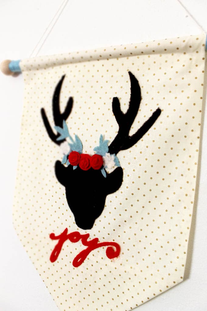 This is a super simple, DIY festive Christmas deer holiday wall hanging. The perfect Christmas decor idea that you can put together real fast! | christmas diy wall hanging | diy christmas decor | diy christmas gift | diy christmas decorations | christmas wall hanging || Design Dazzle #diychristmasdecor #diywallhanging #diychristmas