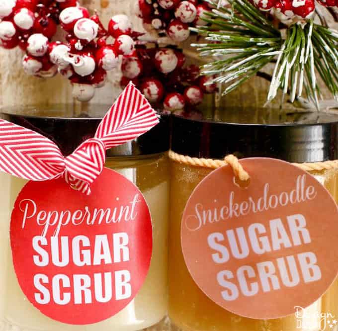 Who wouldn't love to receive darling, scented sugar scrubs as a present? Sugar scrubs smell yummy and make your skin feel silky smooth. | sugar scrub gift ideas | homemade holiday gifts | homemade sugar scrubs | free holiday printables | holiday sugar scrub recipes || Design Dazzle #sugarscrub #holidaysugarscrub #sugarscrubrecipe 