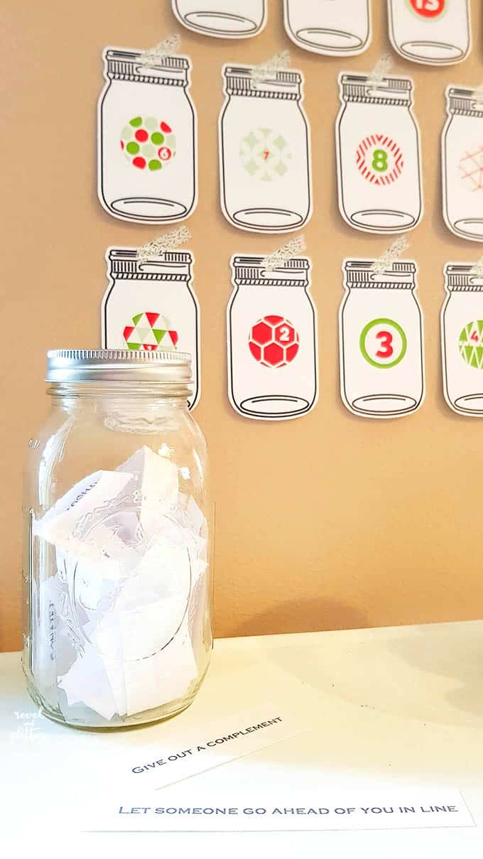 Help your family give back this Christmas with a Mason Jar Acts of Kindness Advent Calendar | advent calendar ideas for kids | diy advent calendar | advent calendar ideas | easy advent calendar ideas | unique advent calendar ideas | advent calendar activities || Design Dazzle #AdventCalendar #diyadventcalendar 