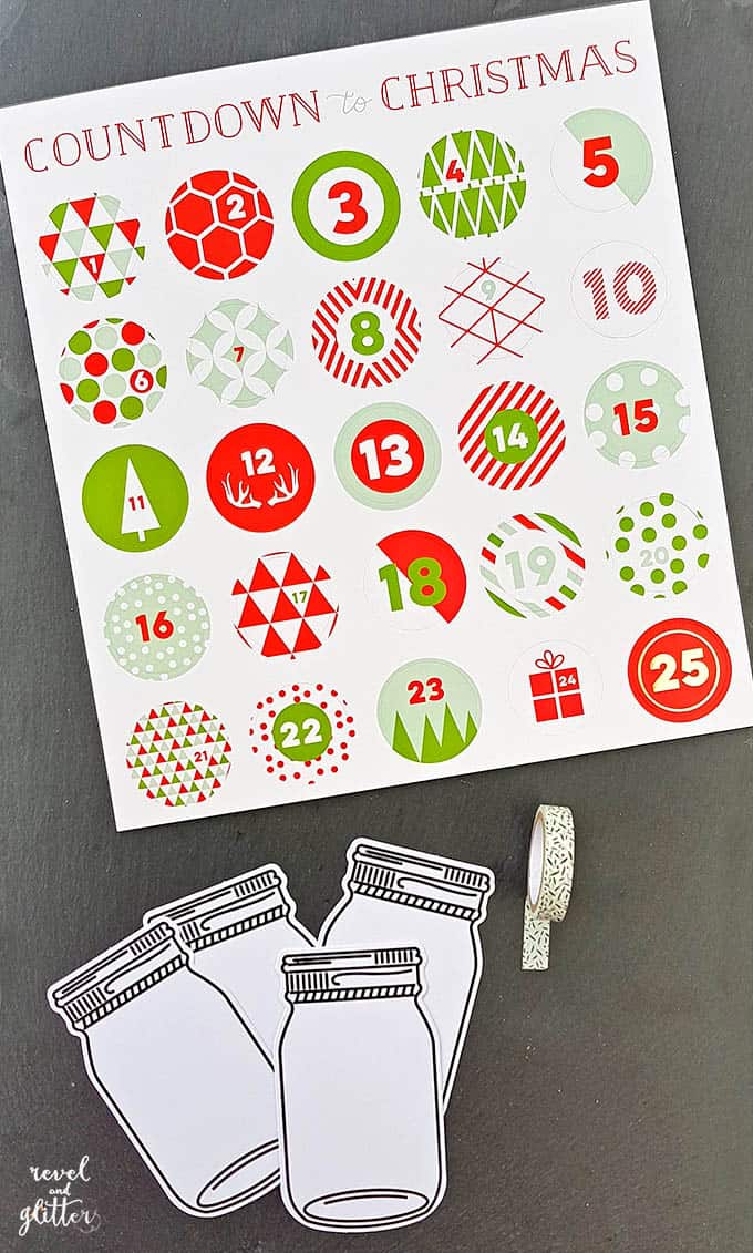 Help your family give back this Christmas with a Mason Jar Acts of Kindness Advent Calendar | advent calendar ideas for kids | diy advent calendar | advent calendar ideas | easy advent calendar ideas | unique advent calendar ideas | advent calendar activities || Design Dazzle #AdventCalendar #diyadventcalendar 