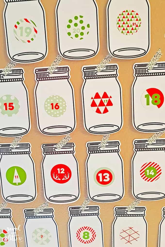 Help your family give back this Christmas with a Mason Jar Acts of Kindness Advent Calendar | advent calendar ideas for kids | diy advent calendar | advent calendar ideas | easy advent calendar ideas | unique advent calendar ideas | advent calendar activities || Design Dazzle #AdventCalendar #diyadventcalendar 