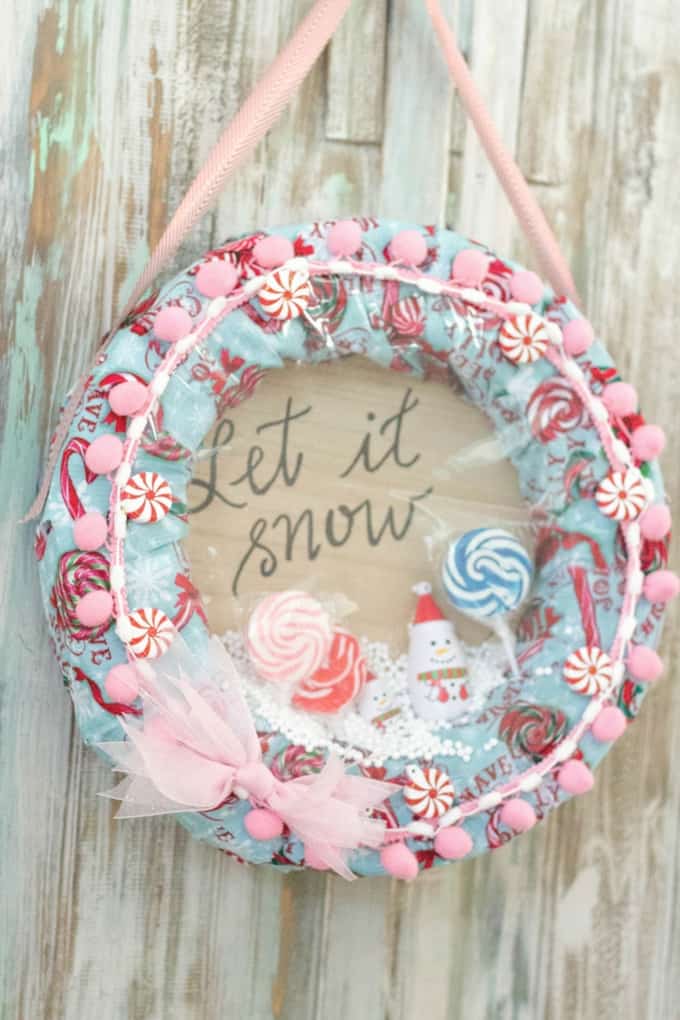 This DIY Snow Globe Wreath is the perfect activity to do on a cold winters day with hot chocolate in hand! | diy holiday wreath | christmas wreath diy | homemade holiday wreath | holiday activities for kids | easy holiday wreaths || Design Dazzle #christmaswreaths #holidaywreaths #diywreath #winterwreath