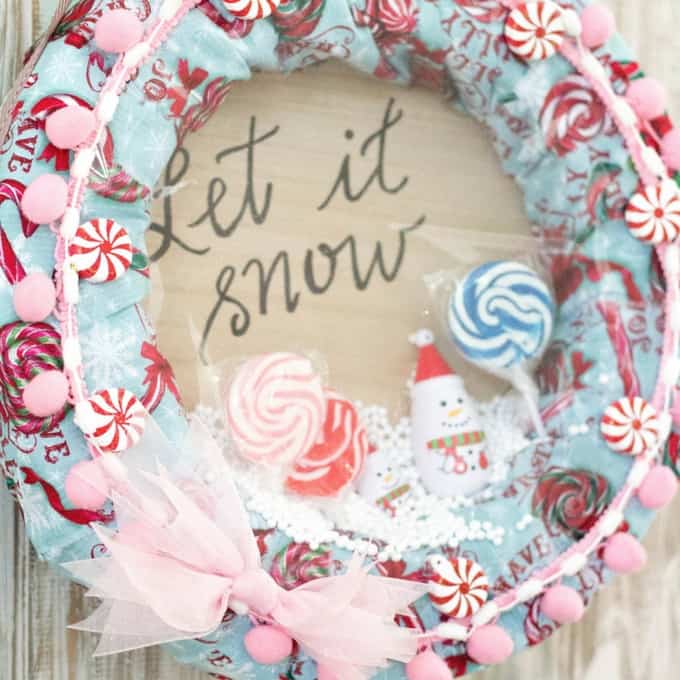 This DIY Snow Globe Wreath is the perfect activity to do on a cold winters day with hot chocolate in hand! | diy holiday wreath | christmas wreath diy | homemade holiday wreath | holiday activities for kids | easy holiday wreaths || Design Dazzle #christmaswreaths #holidaywreaths #diywreath #winterwreath