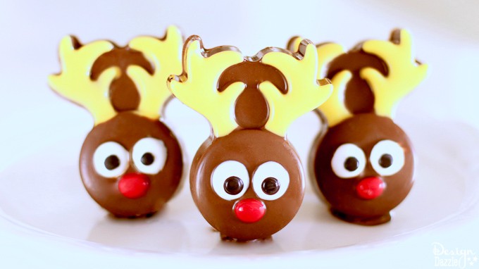 This chocolate covered Oreo reindeer is an adorable festive dessert, perfect for an activity with your kids or even an upcoming holiday party! | Design Dazzle