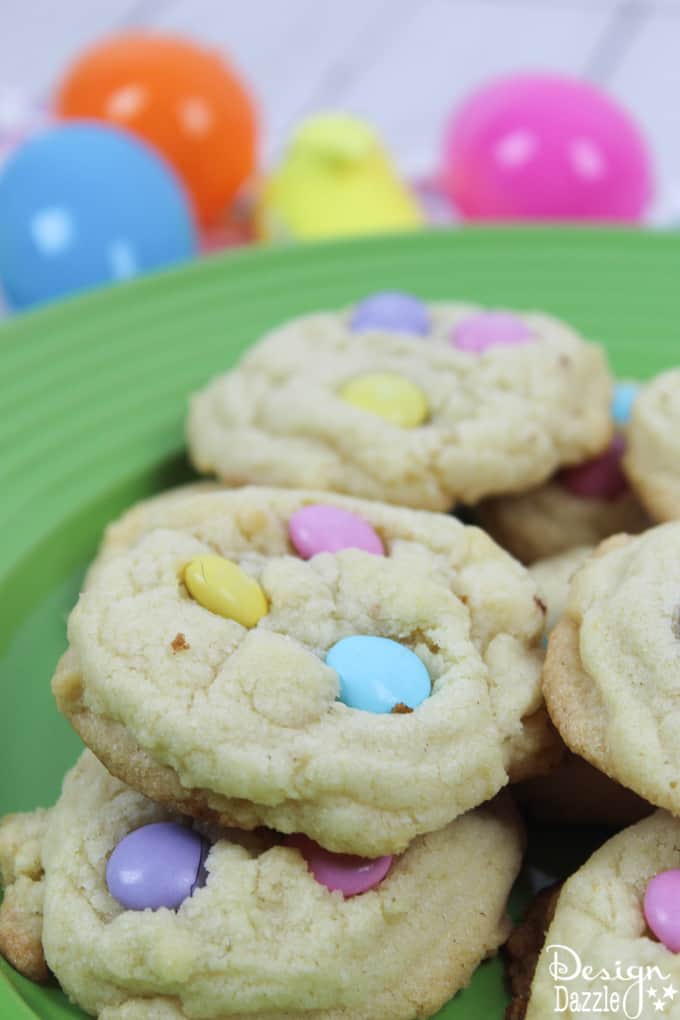 These delicious spring sugar cookies are as delicious as they are cute! You and your family will absolutely love trying out a new recipe and making them together! | Design Dazzle