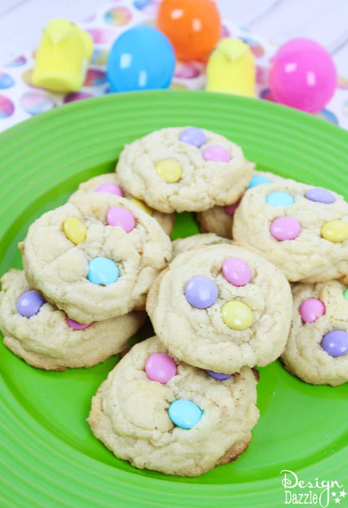 These delicious spring sugar cookies are as delicious as they are cute! You and your family will absolutely love trying out a new recipe and making them together! | Design Dazzle