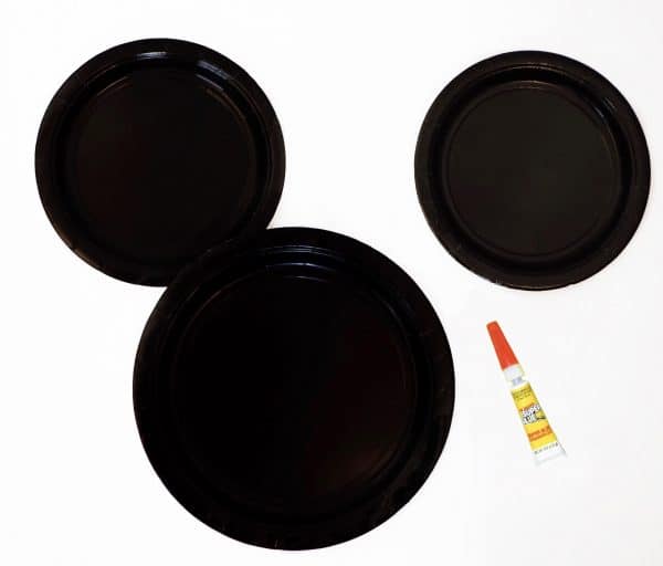 This DIY Mickey Mouse Plate project is super quick and easy to make. It's a great idea for your Disney or Mickey Mouse themed party. It's even a cute decor idea! | Design Dazzle