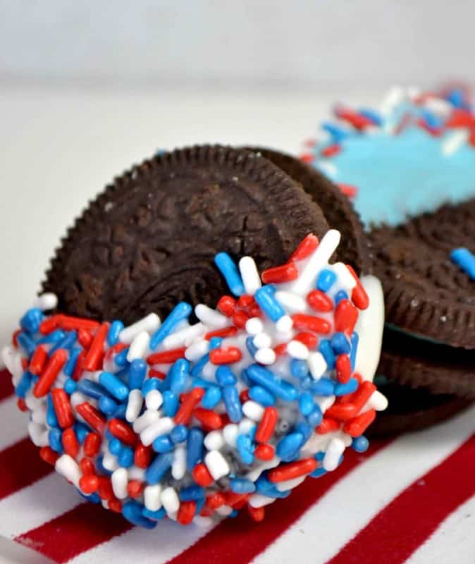 Grab that glass of milk, and call all of your friends over for an afternoon of delicious fun, because we’re about to bring you 12 show stopping oreo recipes! 