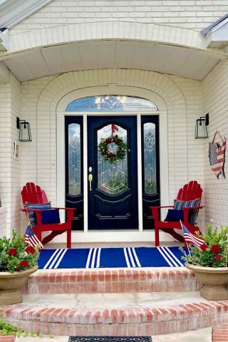 Fourth of July front porch by Design Dazzle | #fourthofjulyfrontporch #fourthofJuly #4thofJulyporch #4thofJulydecor #4thofJulypatio #summerporch