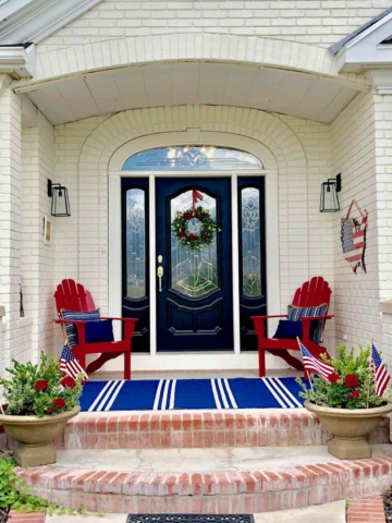 Fourth of July front porch by Design Dazzle | #fourthofjulyfrontporch #fourthofJuly #4thofJulyporch #4thofJulydecor #4thofJulypatio #summerporch