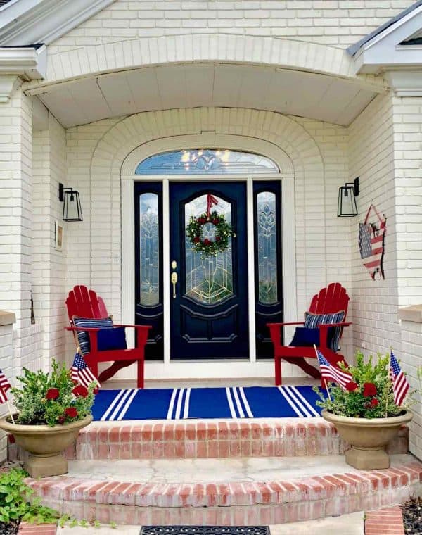 Fourth of July front porch by Design Dazzle | #fourthofjulyfrontporch #fourthofJuly #4thofJulyporch #4thofJulydecor #4thofJulypatio #summerporch #fourthofjulydecor #fourthofjuly #frontporchdecor #frontporchdecorations