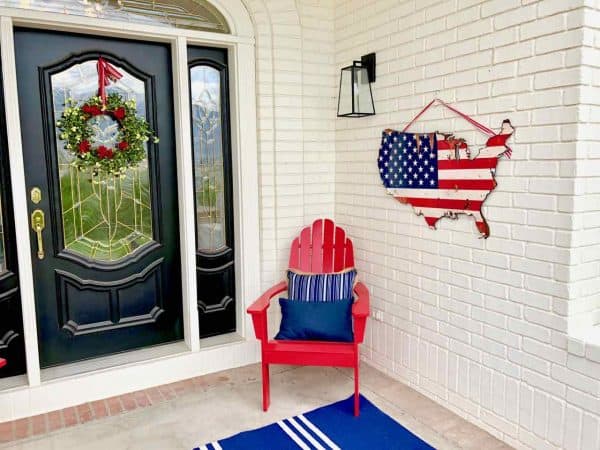 Fourth of July front porch by Design Dazzle | #fourthofjulyfrontporch #fourthofJuly #4thofJulyporch #4thofJulydecor #4thofJulypatio #summerporch #fourthofjulydecor #fourthofjuly #frontporchdecor #frontporchdecorations