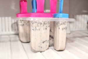 These cookies and cream frozen treats are super easy to make! Although you need to wait for few hours before they could be served, the wait will definitely be worth it! These are perfect for an afternoon snacks for both the kids and adult in the house or as treats for your party...an Oreo themed party! Why not! - Design Dazzle