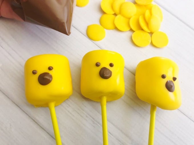 Make these pooh bear marshmallow pops in minutes! So easy and quick to make and super fun too! The kids will definitely enjoy making AND munching on them! - Design Dazzle