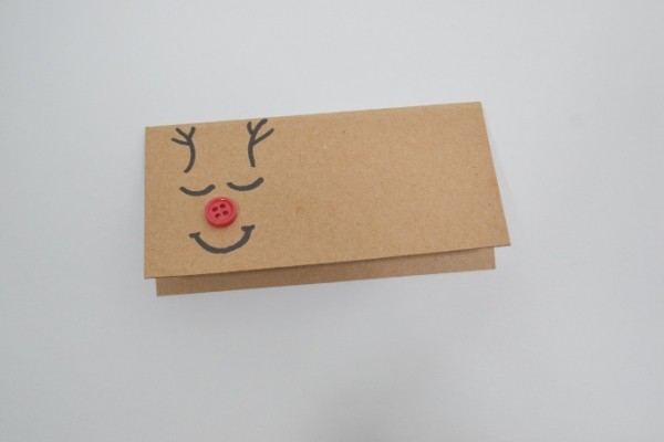 Are you planning a holiday party soon? If so, I have the perfect detail to add and it is so easy to make. It is a Rudolph place card for food or names.