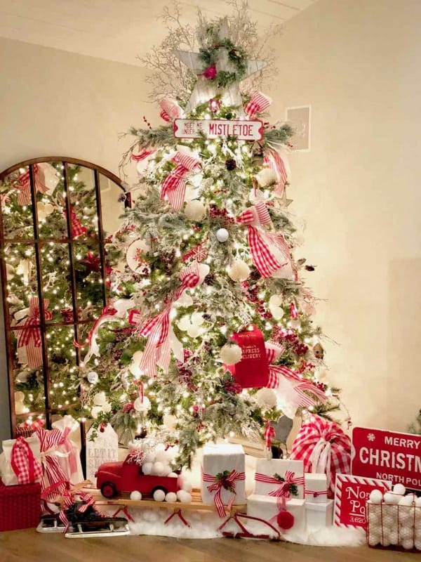 My husband says this is his favorite Christmas tree I've ever designed. Check it out! I shared lots of pictures of my Christmas decor 2018! - Design Dazzle