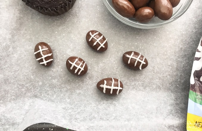 These are definitely the easiest football cupcakes you will ever make. They are also absolutely delicious, your guests and party-goers will love them! | Design Dazzle