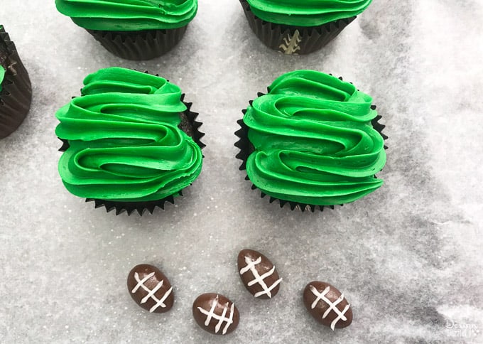 These are definitely the easiest football cupcakes you will ever make. They are also absolutely delicious, your guests and party-goers will love them! | Design Dazzle