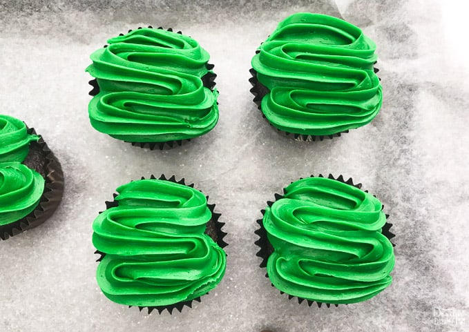 These are definitely the easiest football cupcakes you will ever make. They are also absolutely delicious, your guests and party-goers will love them! | Design Dazzle