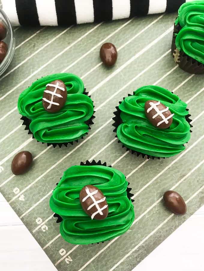 These are definitely the easiest football cupcakes you will ever make. They are also absolutely delicious, your guests and party-goers will love them! | Design Dazzle