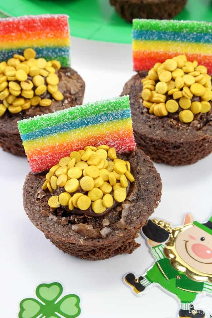 St. Patrick's Day Brownie Bites to find the pot o' gold at the end of the rainbow! Easy treats that kids will love to eat and make! The perfect St. Patty's dessert! #stpattys || Design Dazzle