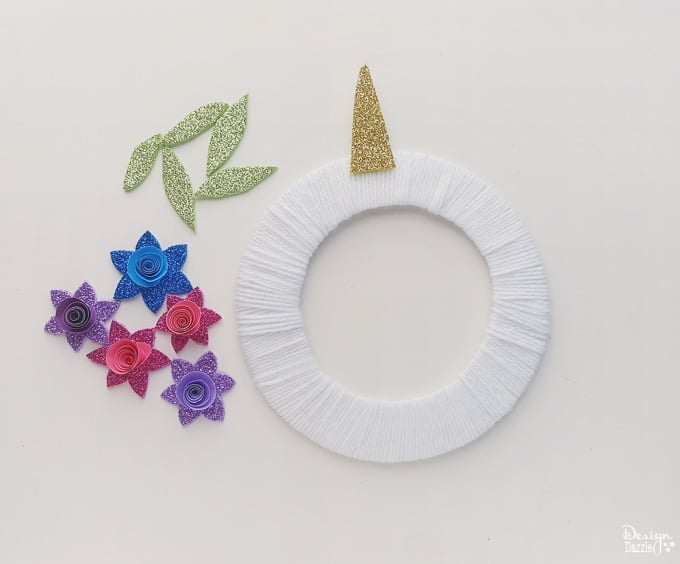 Make this super cute DIY unicorn wreath for your kid's room! It's so quick and easy to make! It's also a nice decor for your unicorn themed party! - Design Dazzle