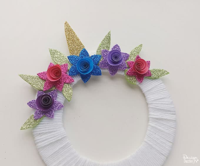 Make this super cute DIY unicorn wreath for your kid's room! It's so quick and easy to make! It's also a nice decor for your unicorn themed party! - Design Dazzle