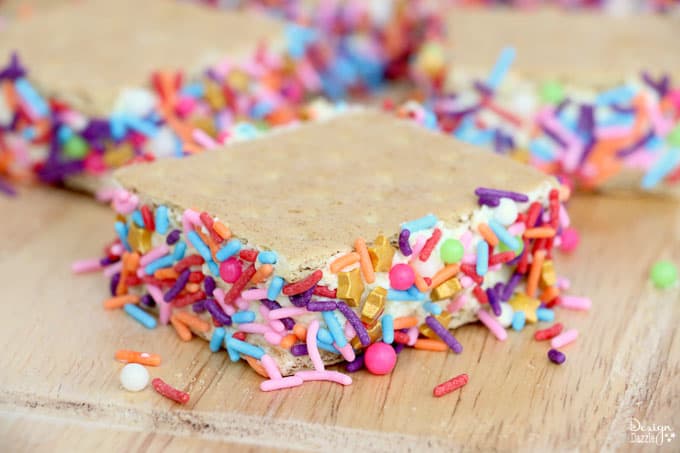 These cute stuffed graham crackers are a great afternoon snacks for the kiddos! Absolutely easy to make! Have fun preparing them, especially when it comes to the sprinkles! - Design Dazzle