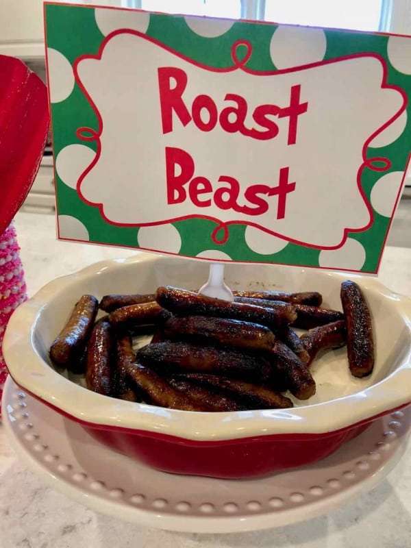 Looking for fun Chritsmas breakfast ideas? Check out this exciting Grinch themed Christmas breakfast! The colors, decor, food, all yell Grinch! 